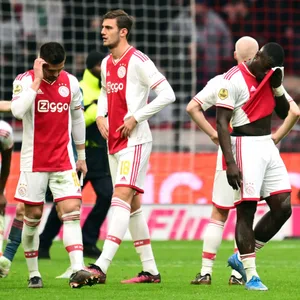 Ajax-Spieler lassen die Köpfe hängen.
