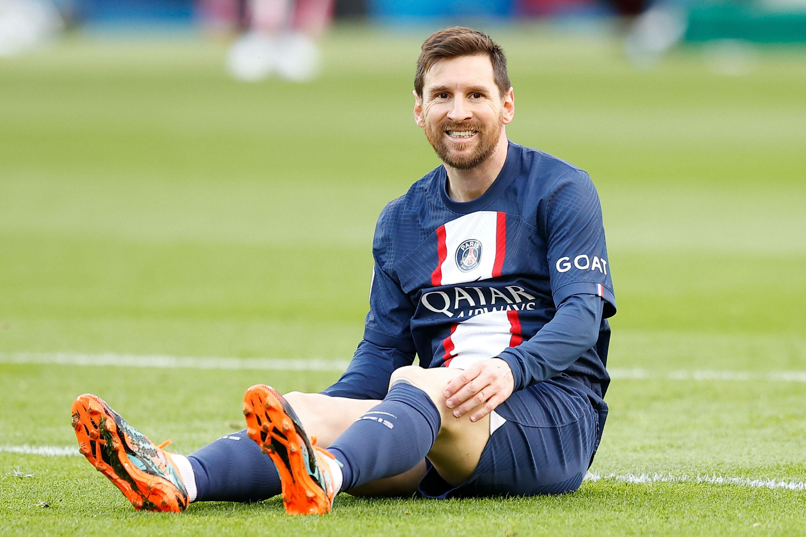 Lionel Messi auf dem Boden sitzend