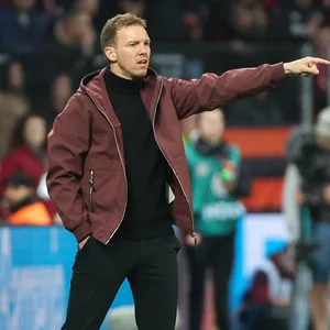 Julian Nagelsmann zeigt nach rechts
