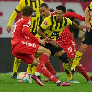 Bayern- und Dortmund-Spieler im Zweikampf