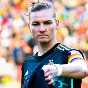 Alexandra Popp mit der Regenbogenbinde