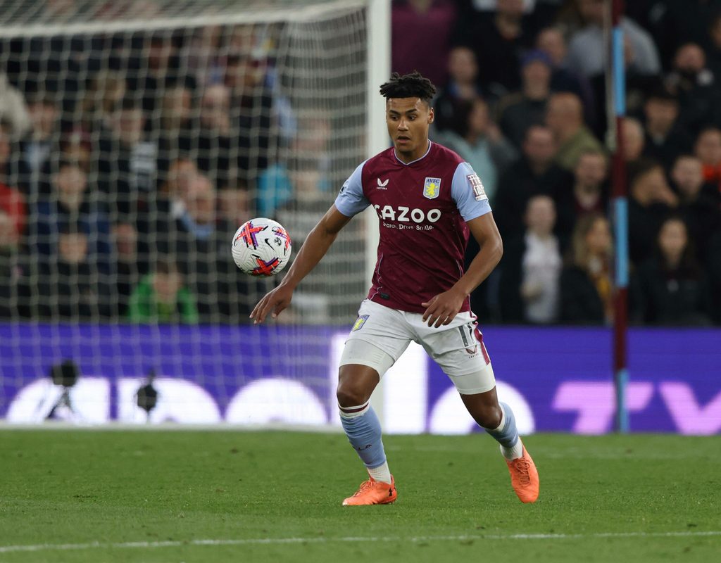 Ollie Watkins von Aston Villa am Ball