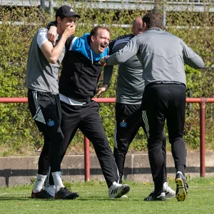 U21-Trainerteam des HSV freut sich an der Seitenlinie