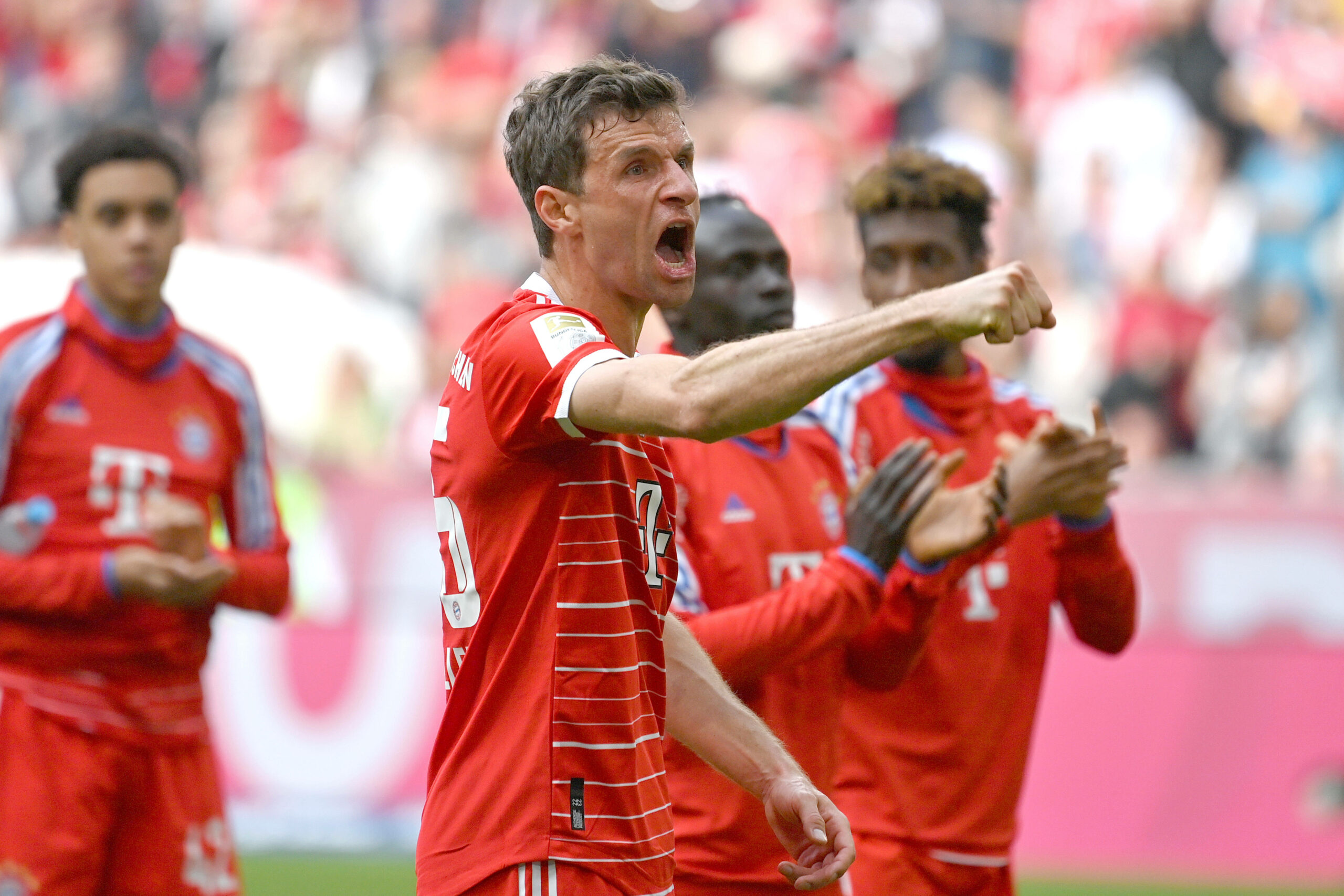 Thomas Müller jubelt zusammen mit Bayern-Spielern.