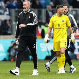 Tim Walter marschiert beim HSV weiter vorweg. Die Mannschaft folgt ihm.