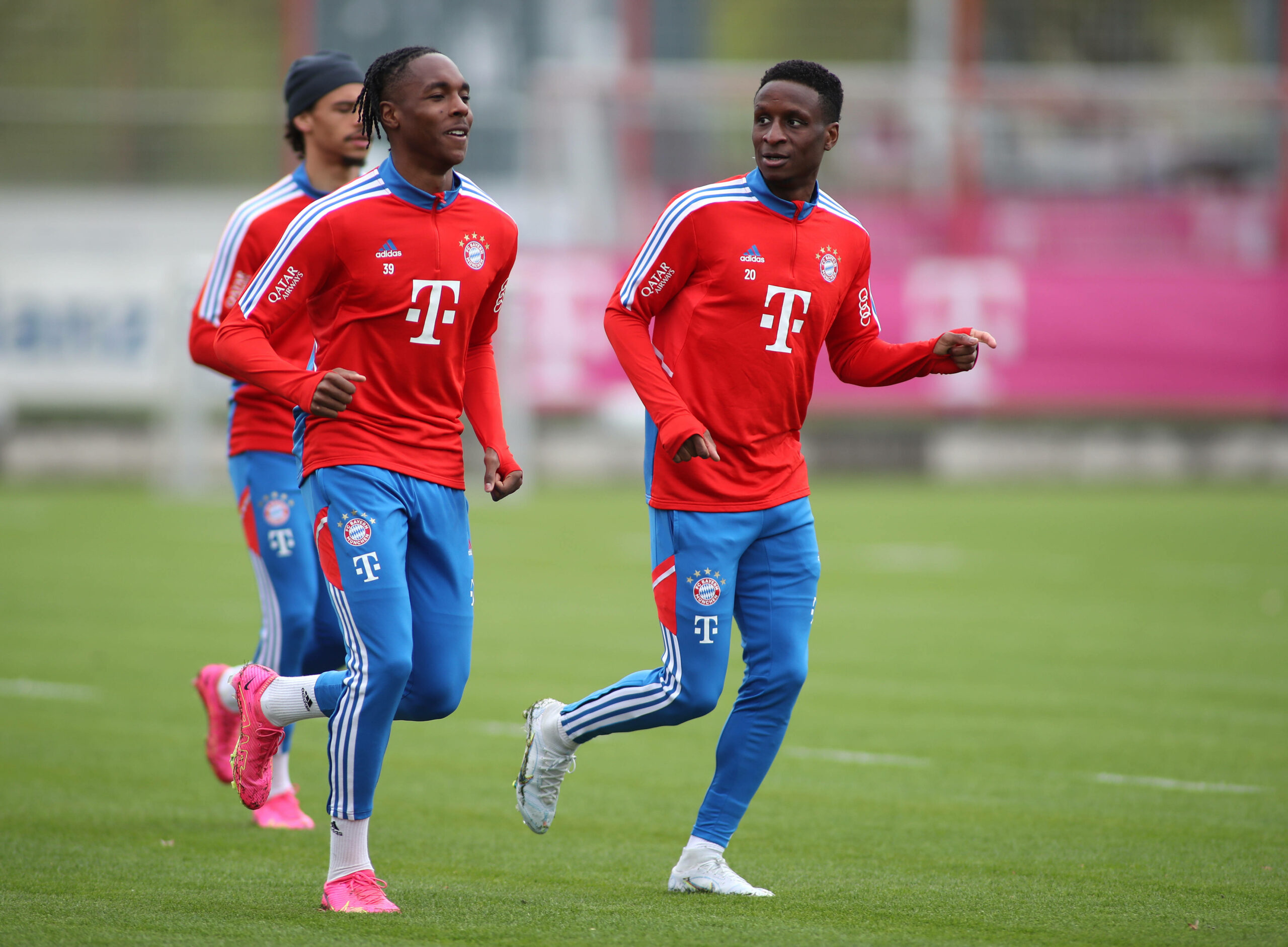 Mathys Tel und Bouna Sarr auf dem Trainingsplatz des FC Bayern