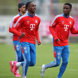 Mathys Tel und Bouna Sarr auf dem Trainingsplatz des FC Bayern