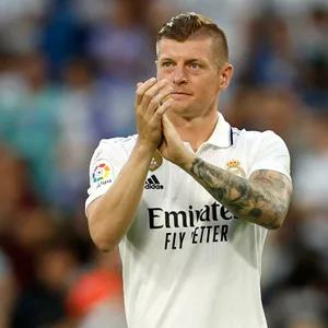 Toni Kroos klatscht in die Hände