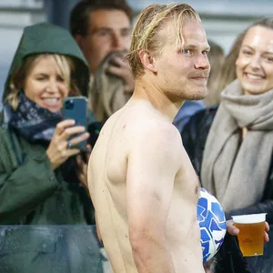 Venezia-Stümer Pohjanpalo feiert während des Spiels mit einem Bier