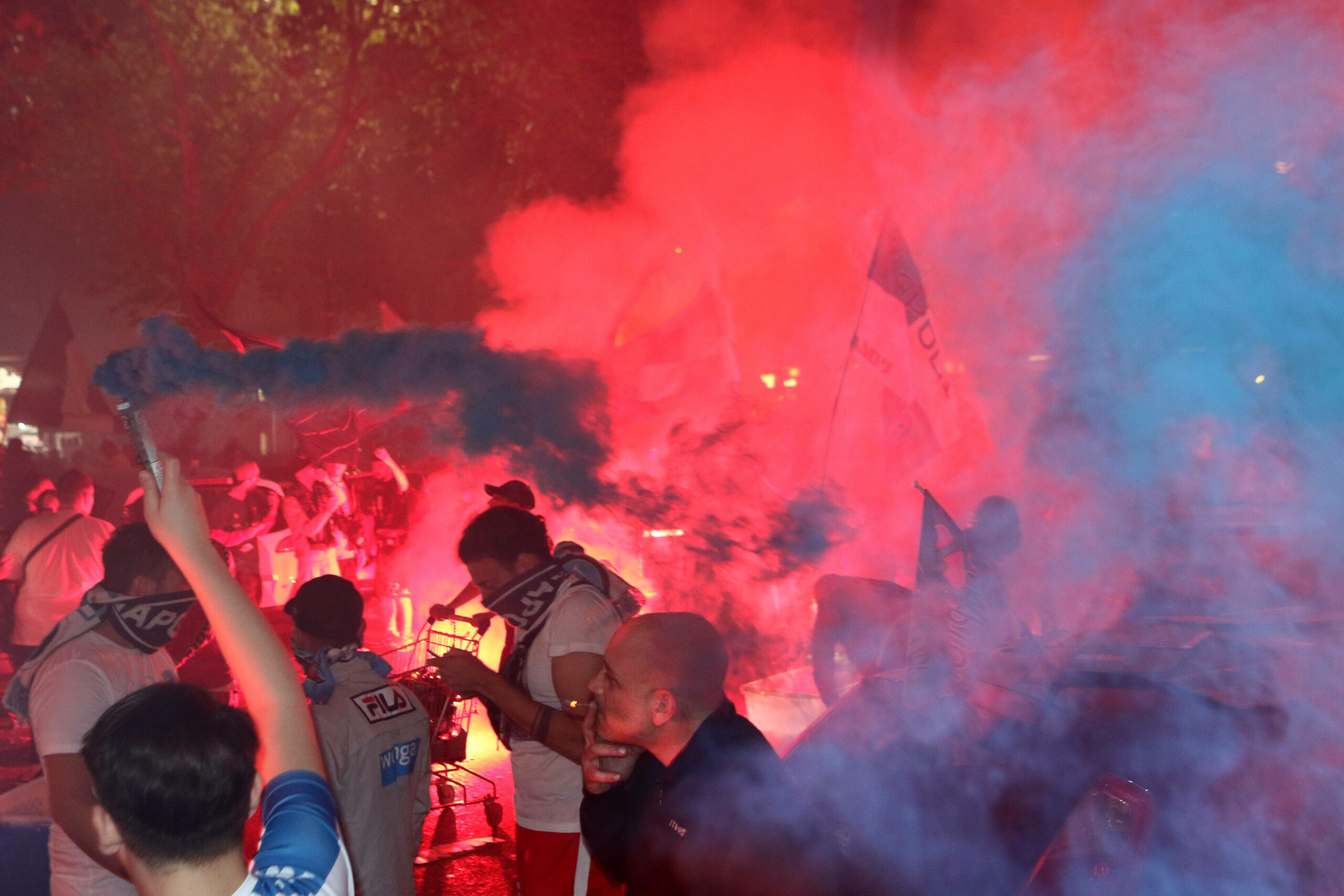 Fans der SSC Neapel zünden Pyrotechnik