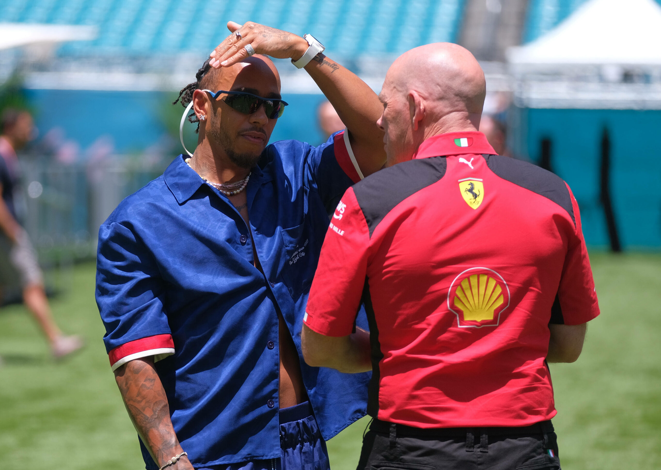 Lewis Hamilton beim Großen Preis von Miami im Gespräch mit einem Ferrari-Mitarbeiter