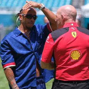Lewis Hamilton beim Großen Preis von Miami im Gespräch mit einem Ferrari-Mitarbeiter