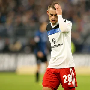 Miro Muheim verschuldete durch ein Foul den Elfmeter, der zum Ausgleich der Paderborner gegen den HSV führte.