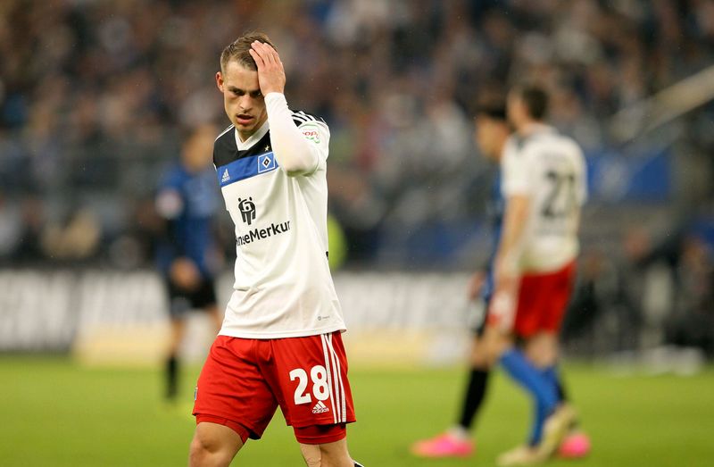 Miro Muheim verschuldete durch ein Foul den Elfmeter, der zum Ausgleich der Paderborner gegen den HSV führte.
