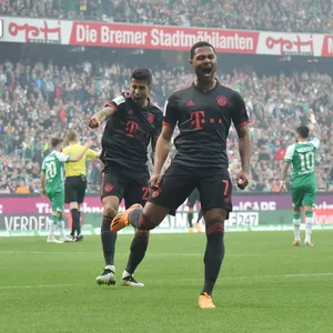 Serge Gnabry feiert sein 1:0 für Bayern München bei Werder Bremen.
