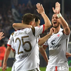 St. Pauli freut sich über die Halbzeitführung bei Darmstadt 98.