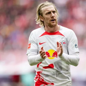 Emil Forsberg klatscht im Leipzig-Trikot in die Hände