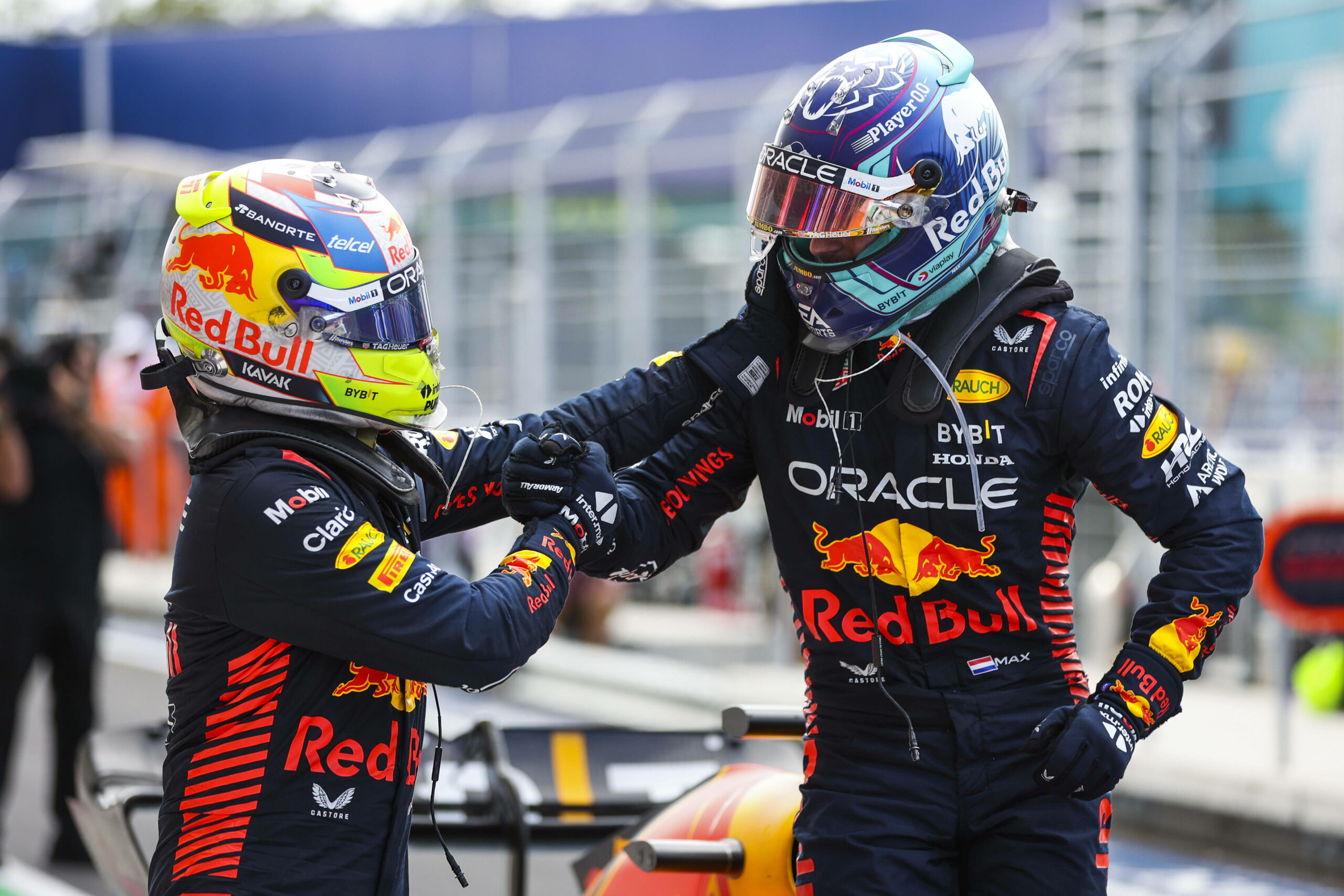 Sergio Perez und Max Verstappen klatschen ab