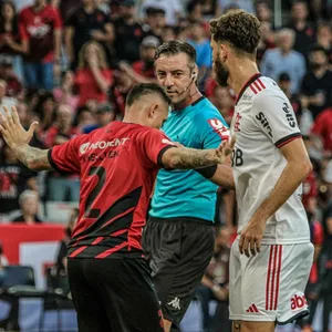 Spielszene bei Athletico Paranaense gegen Flamengo