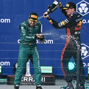 Fernando Alonso und Max Verstappen beim Jubel
