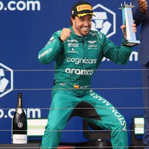 Fernando Alonso bejubelt seinen dritten Platz in Miami