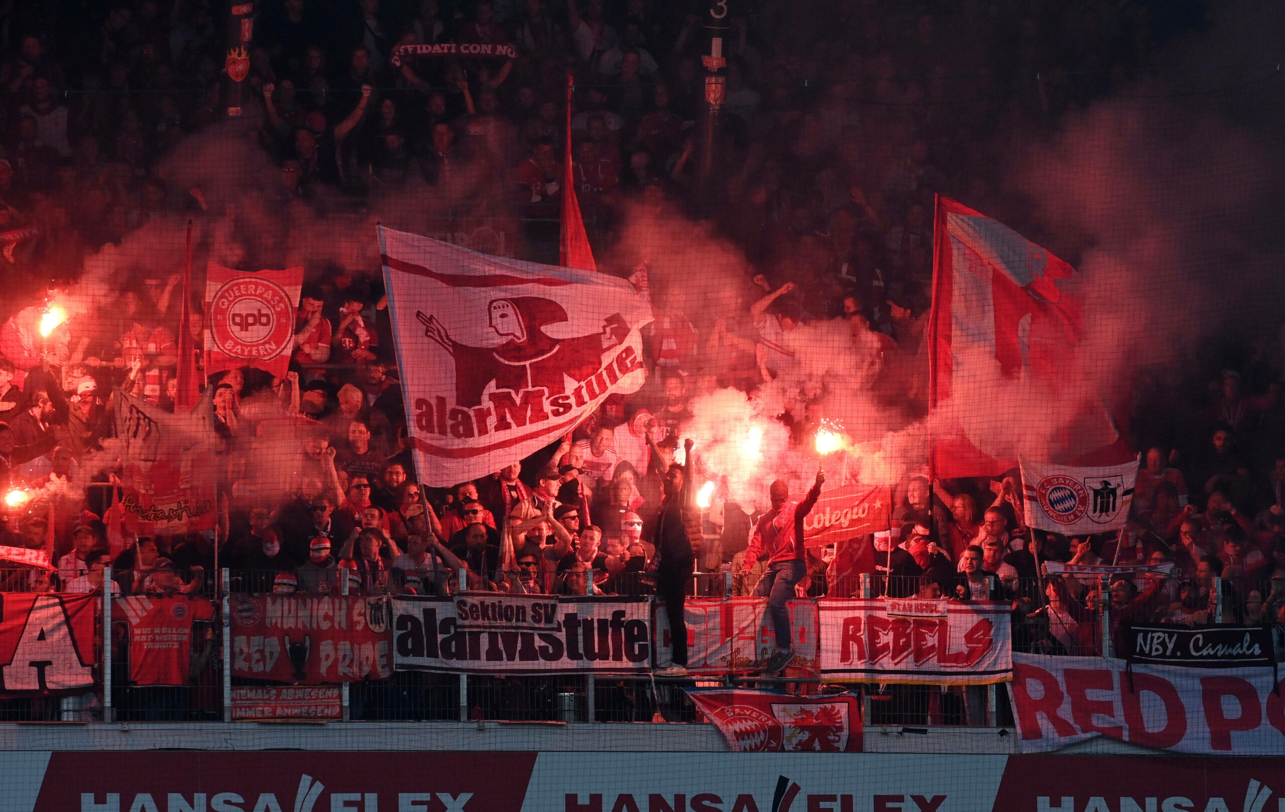 Die FC Bayern-Fans zünden Pyrotechnik in Bremen