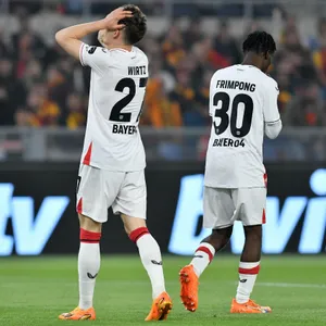 Florian Wirtz und Jeremie Frimpong schlagen die Hände über dem Kopf zusammen