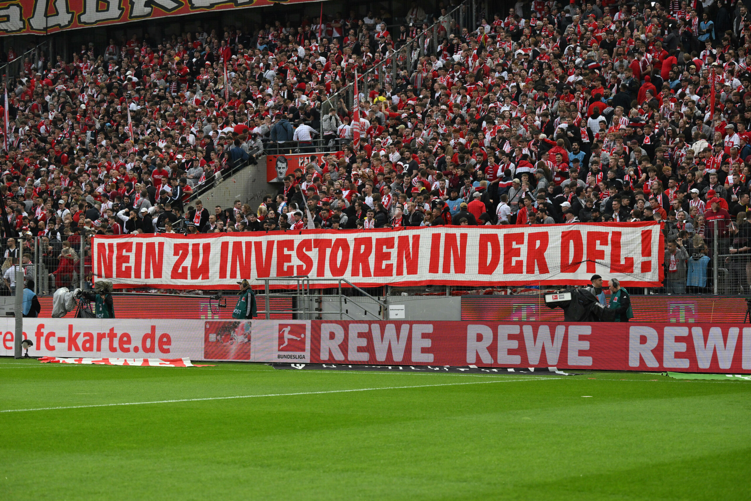 Auch die Fans des 1. FC Köln positionierten sich klar gegen die DFL-Pläne. Jetzt zog die Klubführung nach.