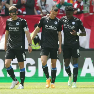 Arminia Bielefeld Spieler senken die Köpfe