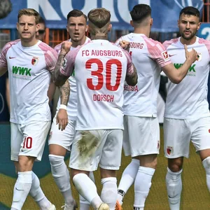 Augsburg-Team jubelt gemeinsam