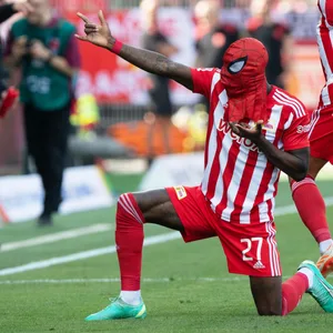 Sheraldo Becker mit Spiderman-Maske
