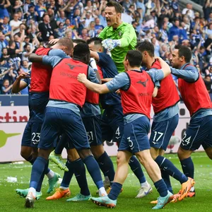 Bochum feiert nach dem Tor zum 3:1 von Anthony Losilla