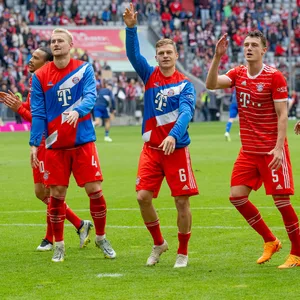Die Bayern-Stars feiern mit ihren Fans, deren Stimmung im ligaweiten Ranking als zweischlechteste eingestuft wurde.