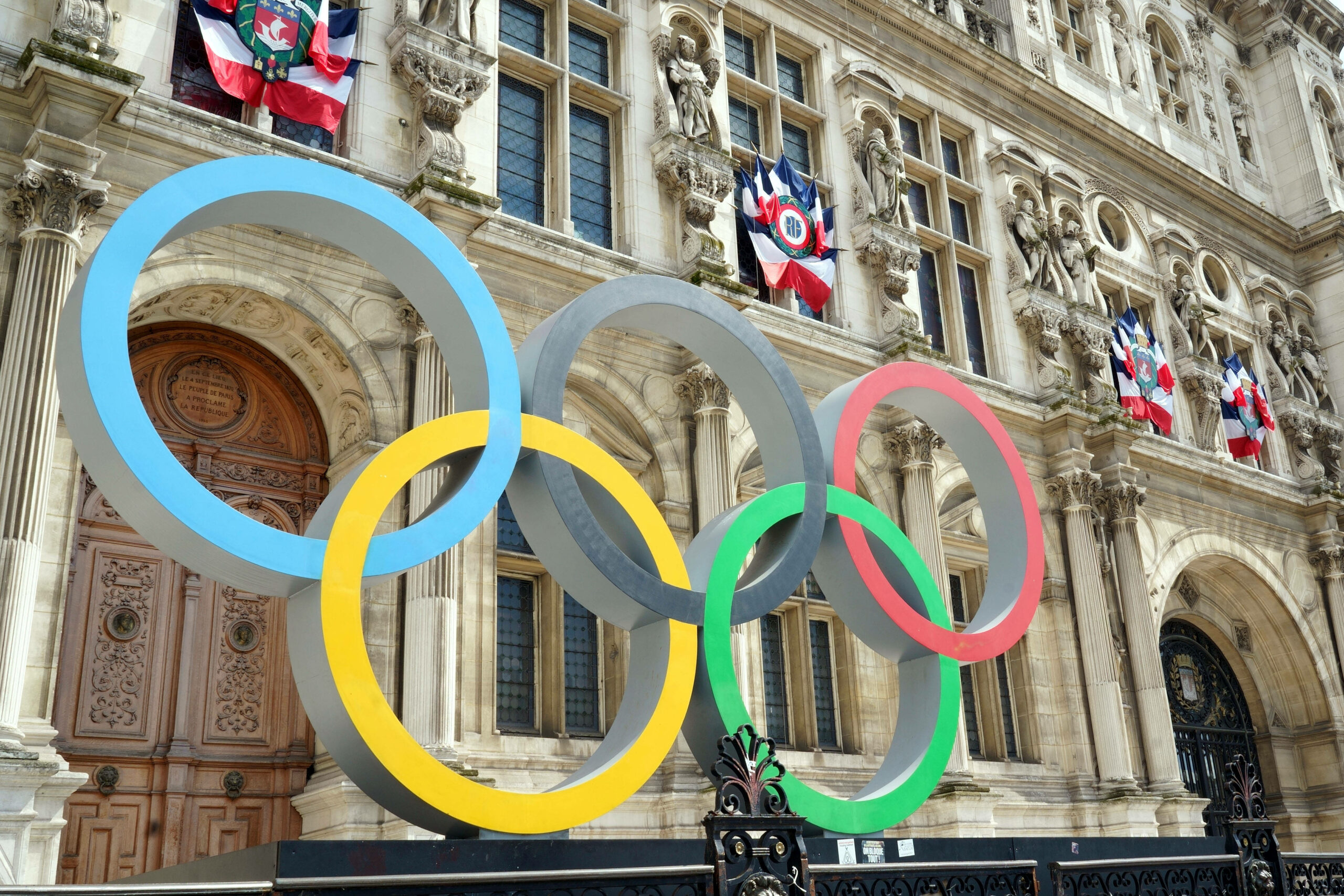 Olympische Ringe vor Pariser Rathaus