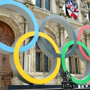 Olympische Ringe vor Pariser Rathaus