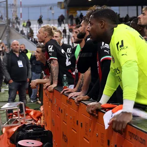 Milans Spieler und Fans stehen sich gegenüber
