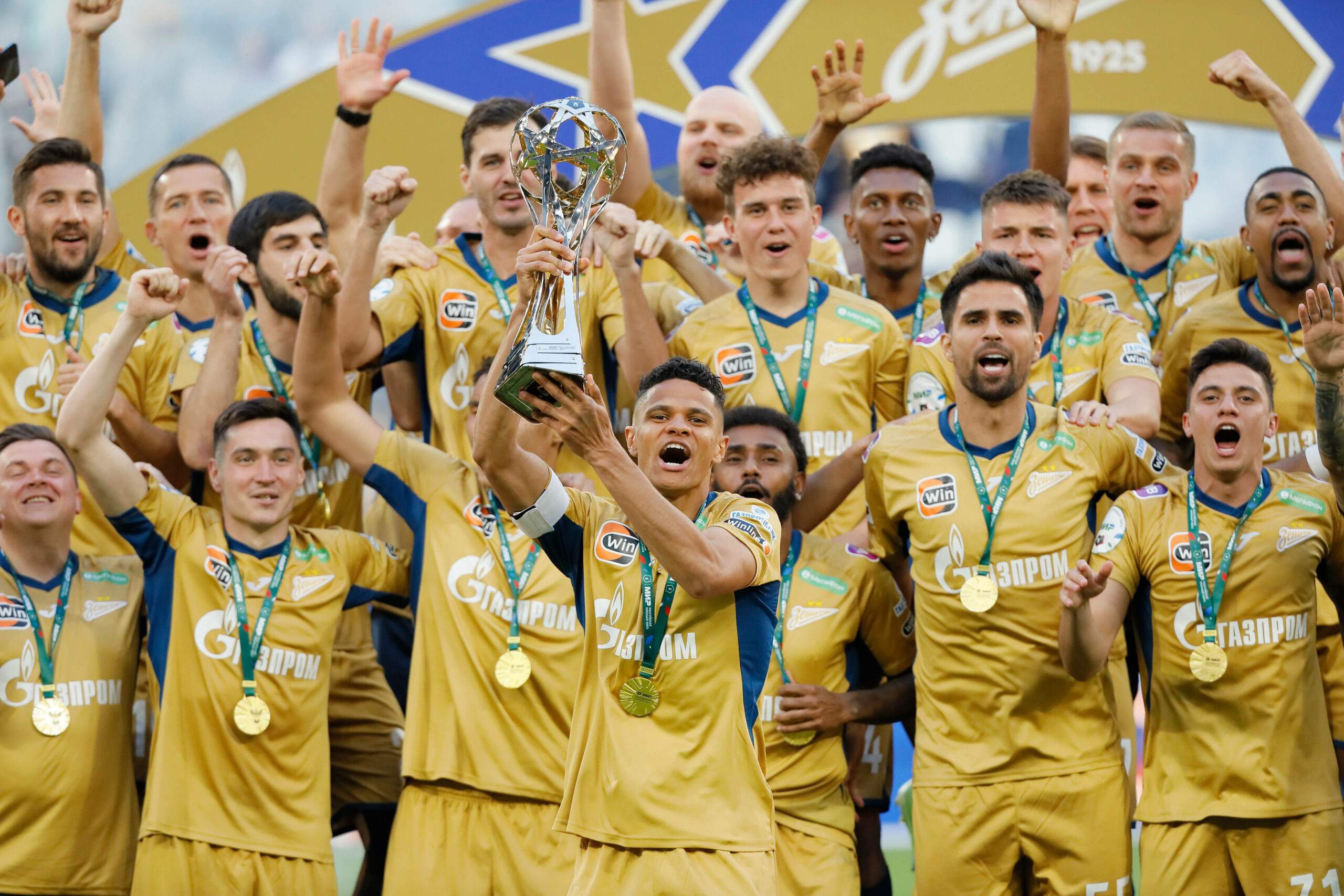 Ex-HSV-Profi und Zenit-Kapitän Douglas Santos hält den Meister-Pokal hoch