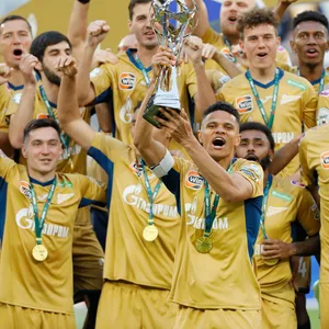 Ex-HSV-Profi und Zenit-Kapitän Douglas Santos hält den Meister-Pokal hoch