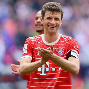 Thomas Müller lächelt in die Kamera