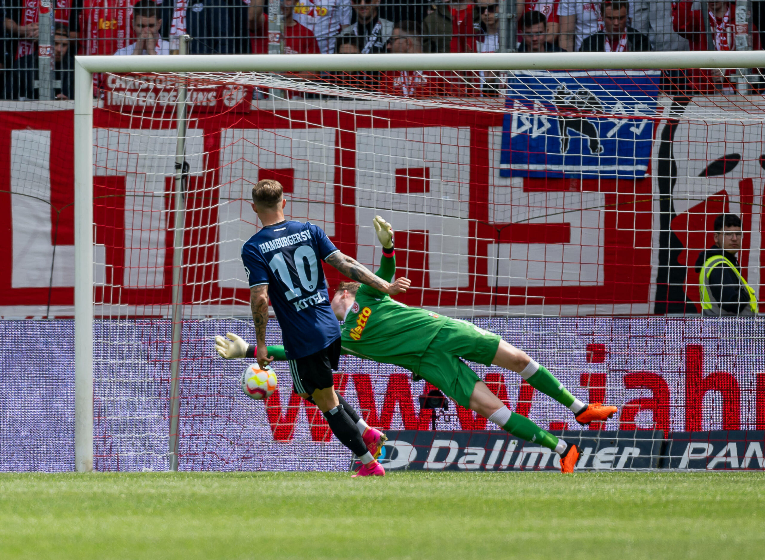 Sein zweiter Streich in Regensburg: Sonny Kittel erzielt per Elfmeter das 4:0 für den HSV.