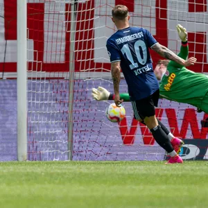 Sein zweiter Streich in Regensburg: Sonny Kittel erzielt per Elfmeter das 4:0 für den HSV.