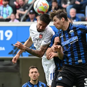 Kopfballduell im Fußball