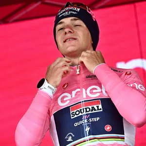 Remco Evenepoel trug beim Giro bis zu seinem Ausstieg das Rosa-Trikot des Gesamtführenden.