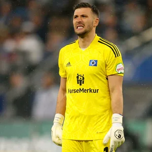 HSV-Keeper Daniel Heuer Fernandes geht über den Platz im Volksparkstadion