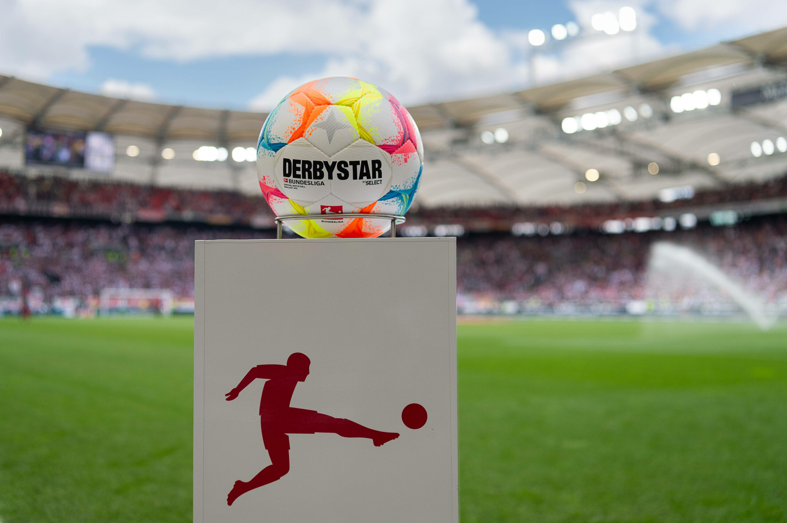 Bundesliga-Spielball auf einem DFL-Podest