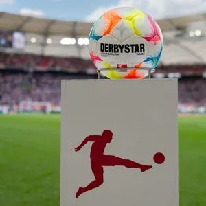 Bundesliga-Spielball auf einem DFL-Podest