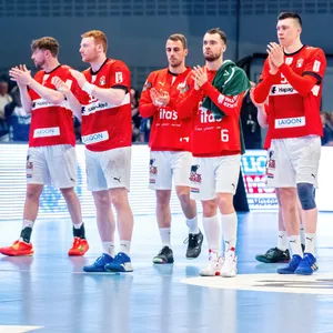Die Spieler des HSV Handball applaudieren ihren Fans nach Abpfiff.