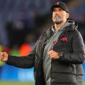 Jürgen Klopp jubelt mit der Liverpooler Fankurve mit angespanntem Gesicht.