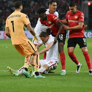 Bayers Edmond Tapsoba „hiflt“ Roms Nemanja Matic auf.