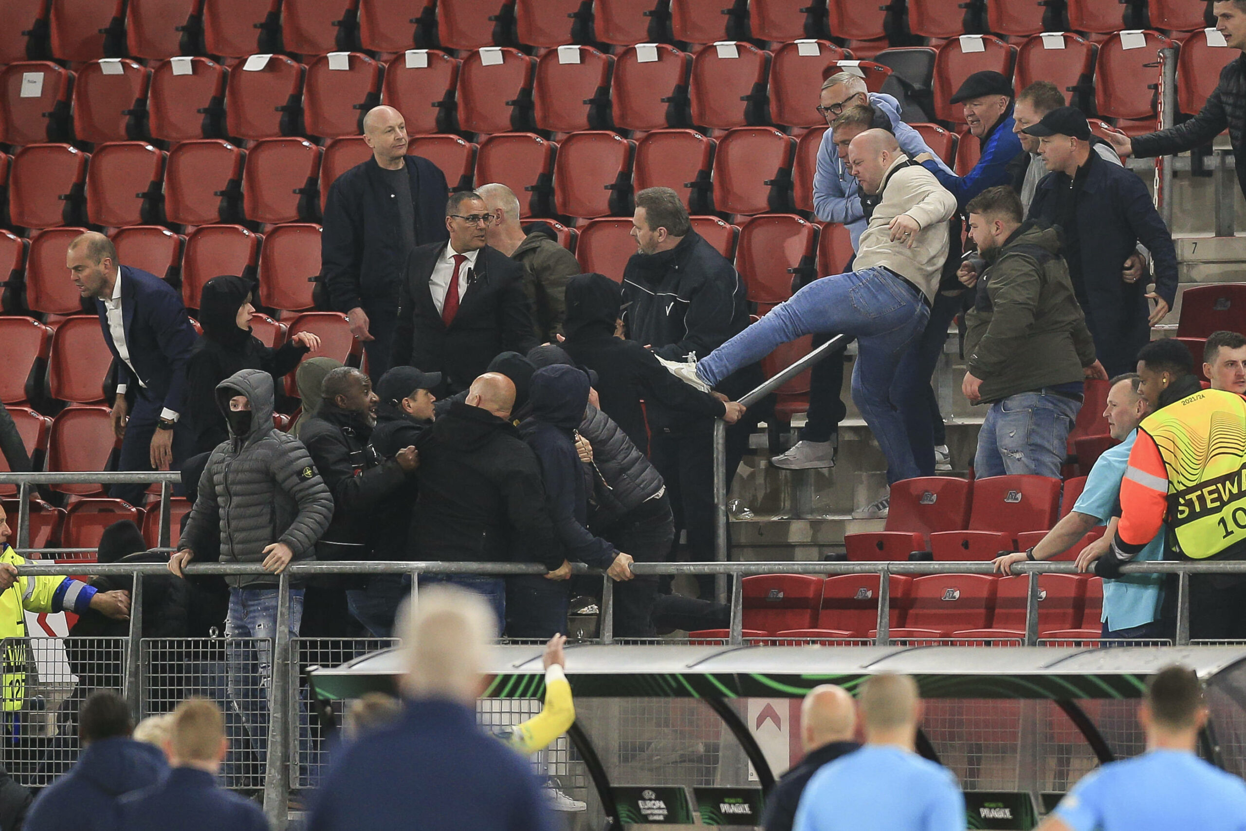 Ausschreitungen zwischen AZ und West Ham Fans